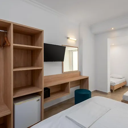 Delfinia מלון 4*