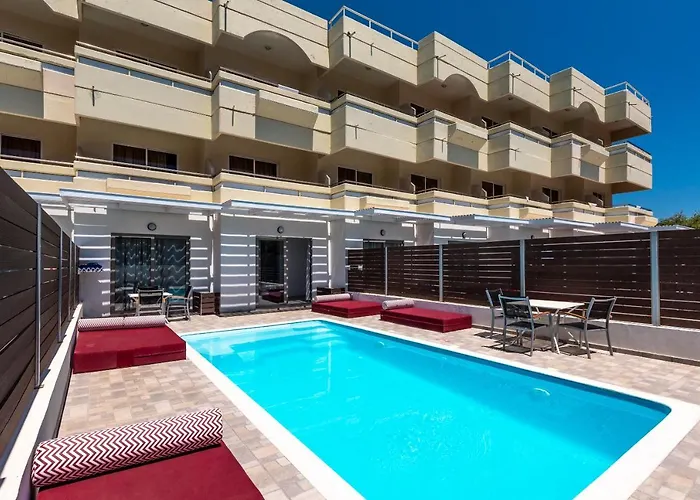 Delfinia מלון 4*