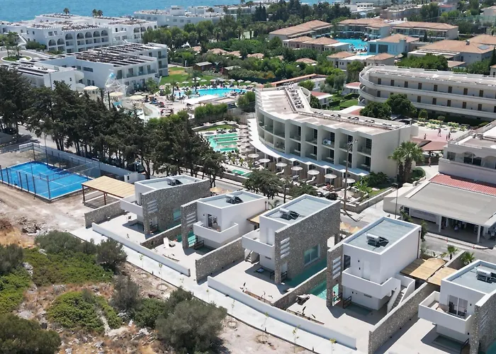 מלון Delfinia 4*