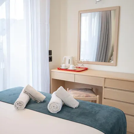 Delfinia Hotell 4*