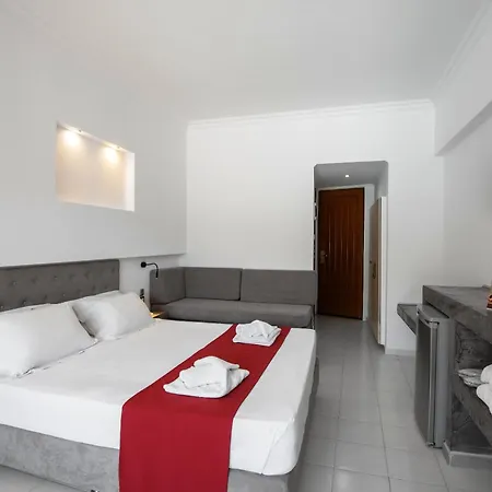 Delfinia Hotell 4*